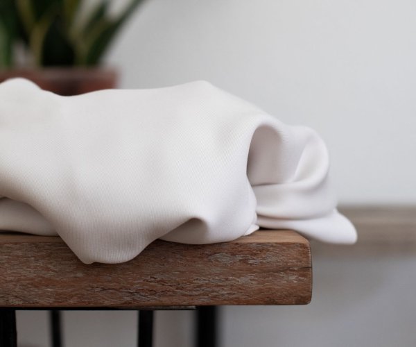 Smooth Drape Twill mit TENCEL™ - bright white - MeetMilk