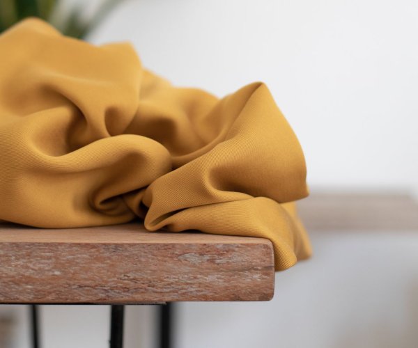 Smooth Drape Twill mit TENCEL™ - amber - MeetMilk