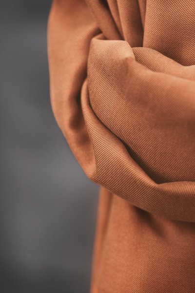 Smooth Drape Twill mit TENCEL™ - toffee - MeetMilk